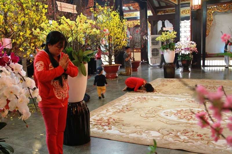 Dòng người thành kính đi lễ chùa đầu năm Bính Thân ảnh 14